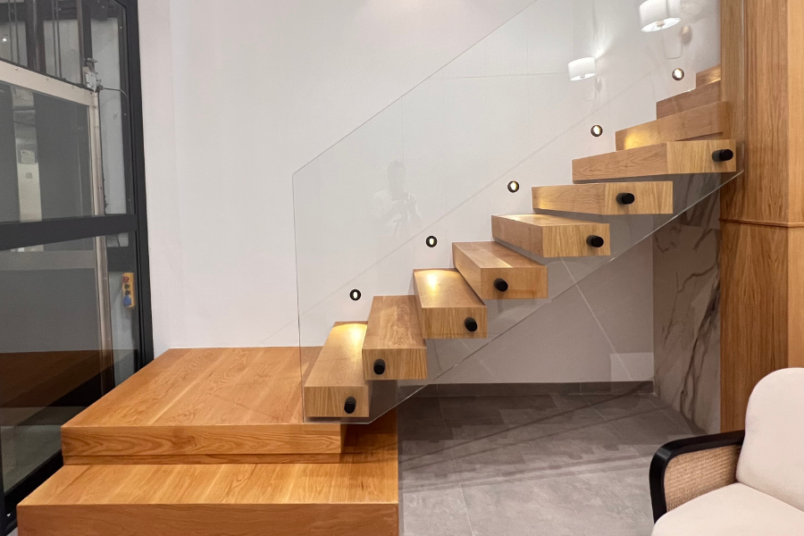 Floating Wooden Steps with Glass Rail – Modern Hybrid Design